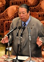 答弁する村上氏＝１４日、国会内