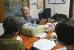 　ひきこもりの家族や当事者が集う「虹サロン」＝２０２３年１１月、大阪府高石市