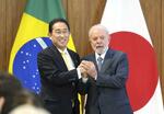 　共同記者発表を終え、ブラジルのルラ大統領（右）と握手する岸田首相＝３日、ブラジリア（共同）