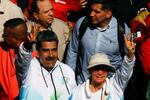　ベネズエラ・カラカスでの集会に参加したマドゥロ大統領（左）＝５月１日（ロイター＝共同）