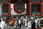 　４月、ゴールデンウイークが始まり、観光客らでにぎわう東京・浅草の雷門前