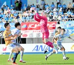 鳥取―讃岐　ガイナーレは後半、ＧＫ高麗（中央）が飛び出して相手クロスをキャッチする＝屋島レクザムフィールド