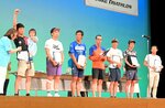 １位の喜びを表す高橋さん（左から２人目）と男子の入賞者＝１５日、米子コンベンションセンター