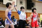 　団体戦の東日本大学女子リーグの５９キロ級で桜井つぐみ（右）に勝利した藤波朱理＝東京都渋谷区