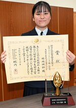 脳科学研究で全国賞に輝いた竹内さん＝鳥取市東町２丁目の鳥取西高