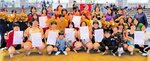 ２団体、個人７人が上位入賞した鳥取城北高の部員と卒業生ら＝堺市の大浜公園相撲場