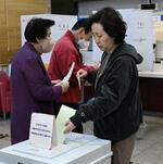 　４月１０日、ソウルで韓国総選挙に投票する人（撮影・金民熙、共同）