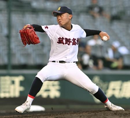 　南陽工戦で２失点完投した菰野・栄田＝甲子園