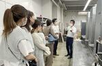 　前橋市の印刷会社を見学する群馬大の柴田博仁教授（右から２人目）と学生ら＝２０２２年８月