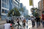 　２９日、ベネズエラ・カラカス中心部で警察と衝突するデモ隊（共同）