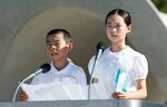 　平和記念式典で「平和への誓い」を朗読する、米広朋留君（左）と勝岡英玲奈さん＝６日午前８時２７分、広島市の平和記念公園