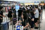 　北京首都国際空港で日本行きの便にチェックインするため、列に並ぶ中国人の個人旅行客ら＝１０日（共同）