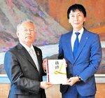 亀井副知事（左）に目録を手渡す松井副会長＝１４日、鳥取県庁