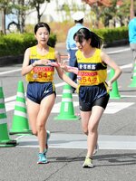 県内高校　倉吉西は１区風炉田（左）が３位で２区馬田にたすきを託す