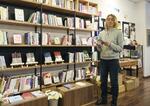 　職場でもあるソウル市内の書店でフェミニズムに関する本を手にするシエル。ここは自分や仲間にとって「安心できる空間」と言う＝２０２４年４月（撮影・松沢美緒、共同）