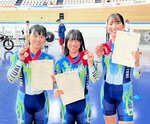 女子チームスプリントで２位に輝いた鳥取県選抜の（左から）北中、浜口、相見＝静岡県伊豆市の伊豆ベロドローム