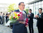 職員の出迎えを受けて初登庁した田中市長＝２４日、安来庁舎