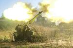 　ウクライナ東部ハリコフ州クピャンスクで砲撃するロシア軍＝９月３０日（タス＝共同）