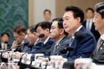 　２３日、韓国政府の経済関係の会議に出た尹錫悦大統領（右から２人目）（大統領府提供、共同）