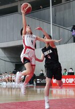女子２回戦・鳥取城北－桜花学園　鳥取城北は第１クオーター、実井がシュートを決めて２－２とする＝東京体育館