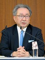 　定例記者会見する民放連の遠藤龍之介会長＝２３日午後、東京都千代田区