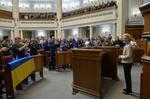 　ウクライナ・キーウで最高会議（議会）に出席したＥＵのフォンデアライエン欧州委員長（右）＝４日（ロイター＝共同）