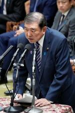 　衆院予算委で答弁する石破首相＝１７日午後