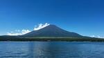 山中湖畔から望む夏の富士山＝２０２３年７月２５日、山梨県山中湖村