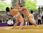 個人決勝　近大・新島（右）が休まず攻めて、金沢学院大・篠を押し出して優勝