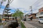 　山梨県富士吉田市の「本町通り」。右奥は富士山＝１日午前