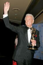 　２００７年、米ハリウッドでカメラマンに手を振るボブ・バーカー氏（ロイター＝共同）