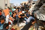 　イスラエル軍の空爆で倒壊した建物の下を捜索する人々＝８日、パレスチナ自治区ガザ（ロイター＝共同）
