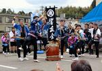 　「復興かき祭り」で合同演奏を披露する富山県氷見市と能登半島の太鼓チーム＝９日午後、石川県七尾市