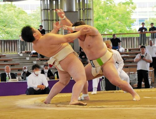 個人決勝　近大・新島（右）が休まず攻めて、金沢学院大・篠を押し出して優勝