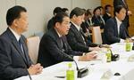 　経済財政諮問会議であいさつする岸田首相（左から２人目）＝２３日午後、首相官邸