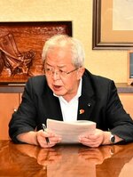 藤縄氏への措置の理由を説明する浜崎議長＝１１日、鳥取県庁