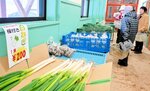 ずらりと並んだ地元産の新鮮野菜を品定めする買い物客＝２２日、新温泉町石橋の上山高原ふるさと館