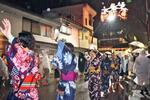 　「郡上踊」の「徹夜おどり」が始まり、雨のなか浴衣姿で踊る女性ら＝１３日夜、岐阜県郡上市