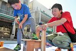 多目的椅子作りに挑戦する親子＝３日、鳥取市の若桜街道