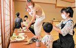 親子連れが集い、スタッフと交流する「にじいろｃａｆｅ」＝８月３１日、鳥取市西町２丁目の市福祉文化会館