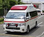　熱中症とみられる人を搬送する救急車＝６月、福岡県