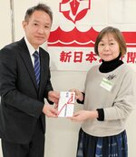 足塚さん（右）から寄付金を受け取る遠藤園長＝２５日、米子市西福原２丁目の米子天満屋