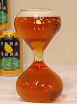 　砂時計のような形状でビールが飲みづらい「ゆっくりビアグラス」