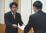 平井知事（右）から認定証を受け取る生徒＝２６日、鳥取市の鳥取県立図書館