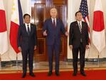 　日米比首脳会談に臨む（左から）フィリピンのマルコス大統領、バイデン米大統領、岸田首相＝１１日、ワシントンのホワイトハウス（共同）
