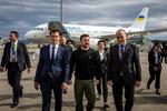 　１４日、スイス・チューリヒの空港に到着したウクライナのゼレンスキー大統領（中央）ら（ロイター＝共同）