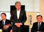 選対本部会合であいさつする岩屋本部長（中央）と石破氏（右）＝２４日、国会内