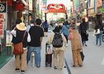 　東京・巣鴨の商店街を歩く高齢者ら＝１１日