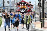 晴天の中、かけ声と共に屋台を引く氏子ら＝２１日、鳥取市栄町