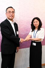 深沢市長（左）と握手を交わす金さん